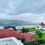 Solrikt Og Sentralt. Ta Med Bade To Og Firbeinte