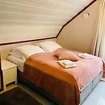Solrikt Og Sentralt. Ta Med Bade To Og Firbeinte *