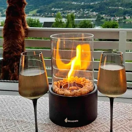 Solrikt Og Sentralt. Ta Med Både To Og Firbeinte *