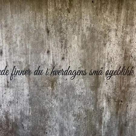 Solrikt Og Sentralt. Ta Med Både To Og Firbeinte Feriehus