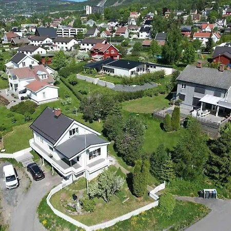 Feriehus Solrikt Og Sentralt. Ta Med Både To Og Firbeinte *