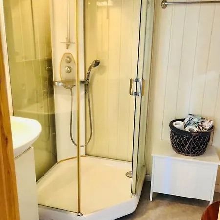 Solrikt Og Sentralt. Ta Med Både To Og Firbeinte *