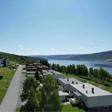 Solrikt Og Sentralt. Ta Med Bade To Og Firbeinte