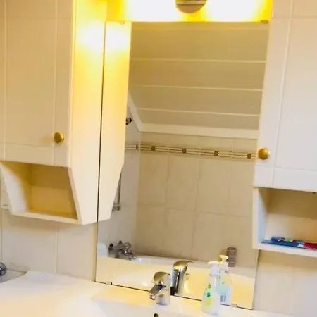 Solrikt Og Sentralt. Ta Med Både To Og Firbeinte Feriehus *