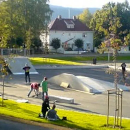 Solrikt Og Sentralt. Ta Med Både To Og Firbeinte Feriehus