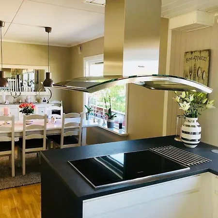 Solrikt Og Sentralt. Ta Med Bade To Og Firbeinte *