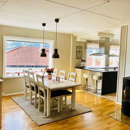 Feriehus Solrikt Og Sentralt. Ta Med Både To Og Firbeinte