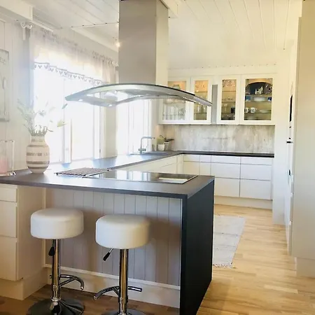 Solrikt Og Sentralt. Ta Med Både To Og Firbeinte Feriehus