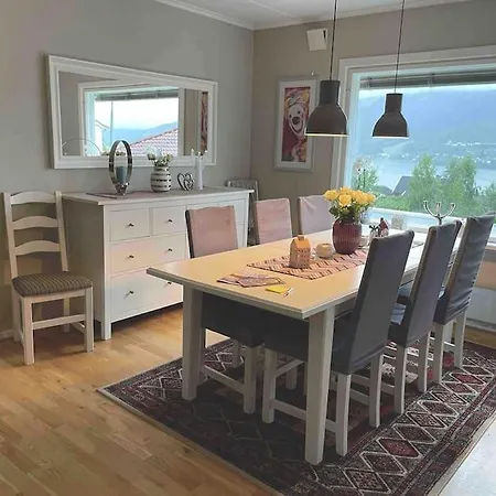 Feriehus Solrikt Og Sentralt. Ta Med Både To Og Firbeinte *