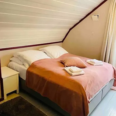 Solrikt Og Sentralt. Ta Med Bade To Og Firbeinte *