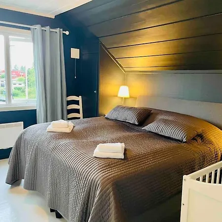 Feriehus Solrikt Og Sentralt. Ta Med Både To Og Firbeinte