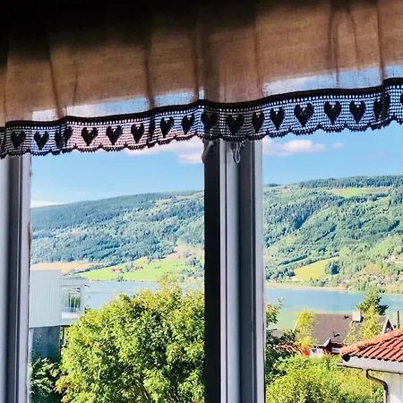 Solrikt Og Sentralt. Ta Med Både To Og Firbeinte Feriehus