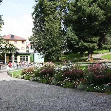 Solrikt Og Sentralt. Ta Med Både To Og Firbeinte *