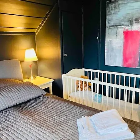 Solrikt Og Sentralt. Ta Med Både To Og Firbeinte