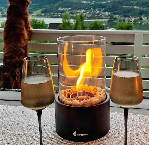 Solrikt Og Sentralt. Ta Med Bade To Og Firbeinte *