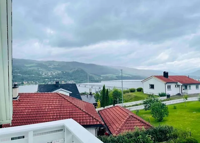 Solrikt Og Sentralt. Ta Med Bade To Og Firbeinte