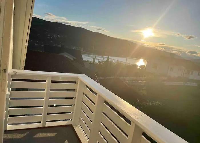Solrikt Og Sentralt. Ta Med Bade To Og Firbeinte Dom wakacyjny Lillehammer