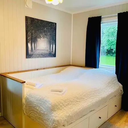 Solrikt Og Sentralt. Ta Med Bade To Og Firbeinte *