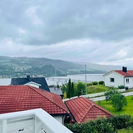 Solrikt Og Sentralt. Ta Med Bade To Og Firbeinte