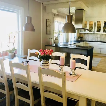 Solrikt Og Sentralt. Ta Med Bade To Og Firbeinte Holiday home *